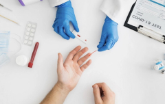 Зачем сдавать кровь натощак? Развенчиваем мифы