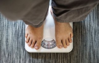 Чому вага і набряки ростуть у грудні: які аналізи можуть це пояснити?